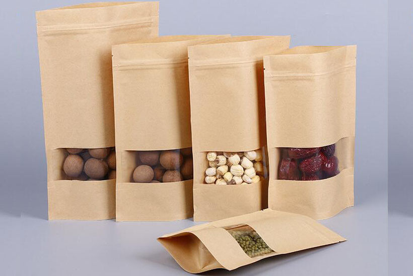 Verschiedene Größe stehen oben KraftpapierTasche